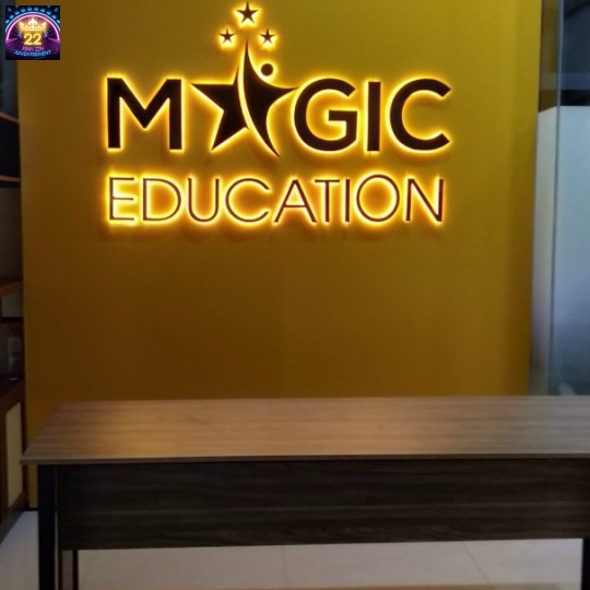 CHỮ MICA ĐEN HÓC ĐÈN CHÂN VÀNG ẤM