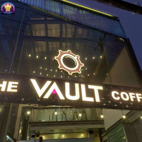 BIỂN HIỆU THE VAULT COFFEE ĐI ĐÈN NỔI BẬT